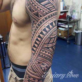 Niesamowite w swojej formie tatuaże-rękawy zajmują cała powierzchnię ramiona i przedramiona. Tworzą jednolitą zdobiącą ciało całość. Taki graficzny rękaw na skórze to tatuaż szczególnie ciekawy w przypadku aktywnych, silnych mężczyzn. 