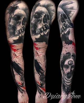 Niesamowite w swojej formie tatuaże-rękawy zajmują cała powierzchnię ramiona i przedramiona. Tworzą jednolitą zdobiącą ciało całość. Taki graficzny rękaw na skórze to tatuaż szczególnie ciekawy w przypadku aktywnych, silnych mężczyzn. 