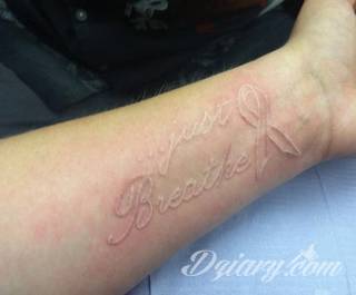 Niesamowite w swojej formie tatuaże-rękawy zajmują cała powierzchnię ramiona i przedramiona. Tworzą jednolitą zdobiącą ciało całość. Taki graficzny rękaw na skórze to tatuaż szczególnie ciekawy w przypadku aktywnych, silnych mężczyzn. 