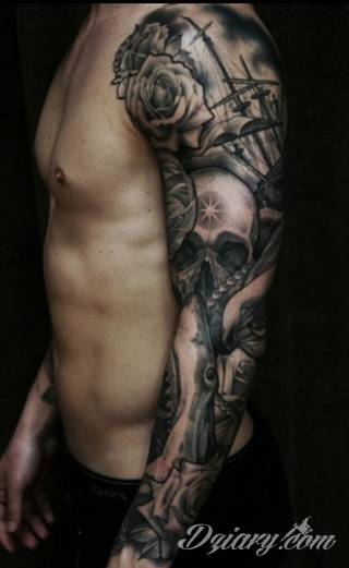 Niesamowite w swojej formie tatuaże-rękawy zajmują cała powierzchnię ramiona i przedramiona. Tworzą jednolitą zdobiącą ciało całość. Taki graficzny rękaw na skórze to tatuaż szczególnie ciekawy w przypadku aktywnych, silnych mężczyzn. 