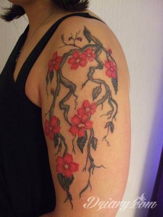 Niesamowite w swojej formie tatuaże-rękawy zajmują cała powierzchnię ramiona i przedramiona. Tworzą jednolitą zdobiącą ciało całość. Taki graficzny rękaw na skórze to tatuaż szczególnie ciekawy w przypadku aktywnych, silnych mężczyzn. 