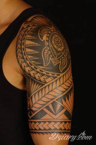 Niesamowite w swojej formie tatuaże-rękawy zajmują cała powierzchnię ramiona i przedramiona. Tworzą jednolitą zdobiącą ciało całość. Taki graficzny rękaw na skórze to tatuaż szczególnie ciekawy w przypadku aktywnych, silnych mężczyzn. 