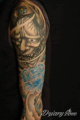 Niesamowite w swojej formie tatuaże-rękawy zajmują cała powierzchnię ramiona i przedramiona. Tworzą jednolitą zdobiącą ciało całość. Taki graficzny rękaw na skórze to tatuaż szczególnie ciekawy w przypadku aktywnych, silnych mężczyzn. 