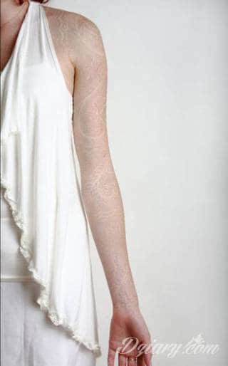 Niesamowite w swojej formie tatuaże-rękawy zajmują cała powierzchnię ramiona i przedramiona. Tworzą jednolitą zdobiącą ciało całość. Taki graficzny rękaw na skórze to tatuaż szczególnie ciekawy w przypadku aktywnych, silnych mężczyzn. 