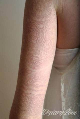 Niesamowite w swojej formie tatuaże-rękawy zajmują cała powierzchnię ramiona i przedramiona. Tworzą jednolitą zdobiącą ciało całość. Taki graficzny rękaw na skórze to tatuaż szczególnie ciekawy w przypadku aktywnych, silnych mężczyzn. 