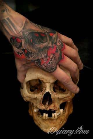 Niesamowite w swojej formie tatuaże-rękawy zajmują cała powierzchnię ramiona i przedramiona. Tworzą jednolitą zdobiącą ciało całość. Taki graficzny rękaw na skórze to tatuaż szczególnie ciekawy w przypadku aktywnych, silnych mężczyzn. 