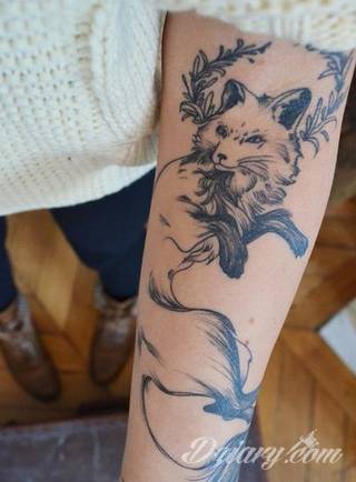 Niesamowite w swojej formie tatuaże-rękawy zajmują cała powierzchnię ramiona i przedramiona. Tworzą jednolitą zdobiącą ciało całość. Taki graficzny rękaw na skórze to tatuaż szczególnie ciekawy w przypadku aktywnych, silnych mężczyzn. 