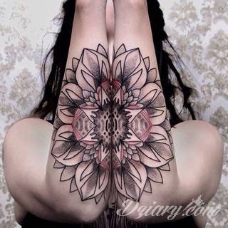 Niesamowite w swojej formie tatuaże-rękawy zajmują cała powierzchnię ramiona i przedramiona. Tworzą jednolitą zdobiącą ciało całość. Taki graficzny rękaw na skórze to tatuaż szczególnie ciekawy w przypadku aktywnych, silnych mężczyzn. 