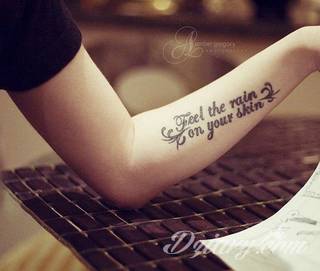 Niesamowite w swojej formie tatuaże-rękawy zajmują cała powierzchnię ramiona i przedramiona. Tworzą jednolitą zdobiącą ciało całość. Taki graficzny rękaw na skórze to tatuaż szczególnie ciekawy w przypadku aktywnych, silnych mężczyzn. 