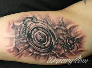 Niesamowite w swojej formie tatuaże-rękawy zajmują cała powierzchnię ramiona i przedramiona. Tworzą jednolitą zdobiącą ciało całość. Taki graficzny rękaw na skórze to tatuaż szczególnie ciekawy w przypadku aktywnych, silnych mężczyzn. 