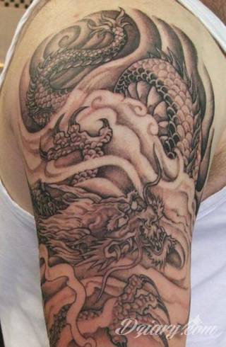 Niesamowite w swojej formie tatuaże-rękawy zajmują cała powierzchnię ramiona i przedramiona. Tworzą jednolitą zdobiącą ciało całość. Taki graficzny rękaw na skórze to tatuaż szczególnie ciekawy w przypadku aktywnych, silnych mężczyzn. 