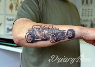 Niesamowite w swojej formie tatuaże-rękawy zajmują cała powierzchnię ramiona i przedramiona. Tworzą jednolitą zdobiącą ciało całość. Taki graficzny rękaw na skórze to tatuaż szczególnie ciekawy w przypadku aktywnych, silnych mężczyzn. 