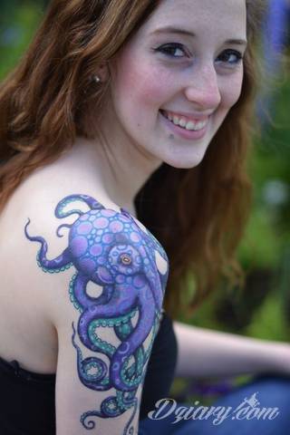 Niesamowite w swojej formie tatuaże-rękawy zajmują cała powierzchnię ramiona i przedramiona. Tworzą jednolitą zdobiącą ciało całość. Taki graficzny rękaw na skórze to tatuaż szczególnie ciekawy w przypadku aktywnych, silnych mężczyzn. 