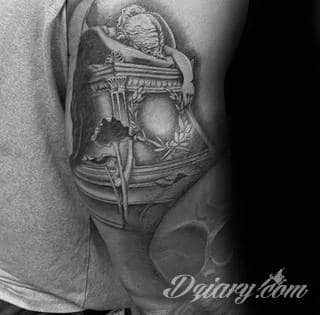 Niesamowite w swojej formie tatuaże-rękawy zajmują cała powierzchnię ramiona i przedramiona. Tworzą jednolitą zdobiącą ciało całość. Taki graficzny rękaw na skórze to tatuaż szczególnie ciekawy w przypadku aktywnych, silnych mężczyzn. 