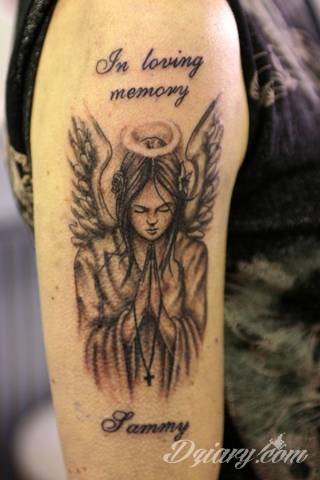 Niesamowite w swojej formie tatuaże-rękawy zajmują cała powierzchnię ramiona i przedramiona. Tworzą jednolitą zdobiącą ciało całość. Taki graficzny rękaw na skórze to tatuaż szczególnie ciekawy w przypadku aktywnych, silnych mężczyzn. 