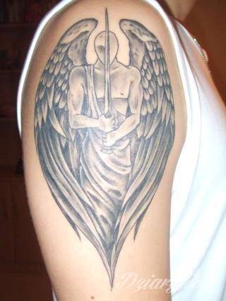 Niesamowite w swojej formie tatuaże-rękawy zajmują cała powierzchnię ramiona i przedramiona. Tworzą jednolitą zdobiącą ciało całość. Taki graficzny rękaw na skórze to tatuaż szczególnie ciekawy w przypadku aktywnych, silnych mężczyzn. 