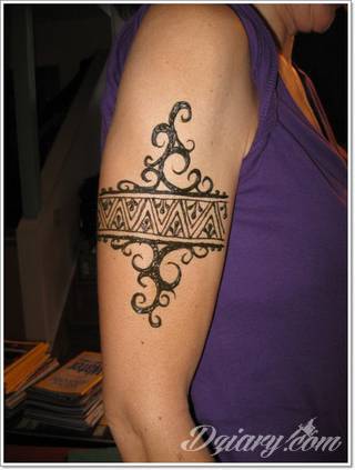 Niesamowite w swojej formie tatuaże-rękawy zajmują cała powierzchnię ramiona i przedramiona. Tworzą jednolitą zdobiącą ciało całość. Taki graficzny rękaw na skórze to tatuaż szczególnie ciekawy w przypadku aktywnych, silnych mężczyzn. 