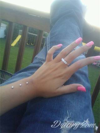 Niesamowite w swojej formie tatuaże-rękawy zajmują cała powierzchnię ramiona i przedramiona. Tworzą jednolitą zdobiącą ciało całość. Taki graficzny rękaw na skórze to tatuaż szczególnie ciekawy w przypadku aktywnych, silnych mężczyzn. 