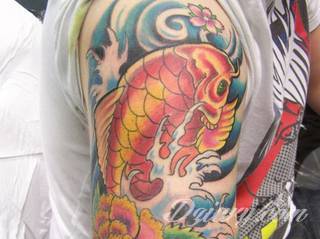 Niesamowite w swojej formie tatuaże-rękawy zajmują cała powierzchnię ramiona i przedramiona. Tworzą jednolitą zdobiącą ciało całość. Taki graficzny rękaw na skórze to tatuaż szczególnie ciekawy w przypadku aktywnych, silnych mężczyzn. 