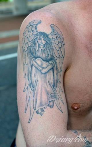 Niesamowite w swojej formie tatuaże-rękawy zajmują cała powierzchnię ramiona i przedramiona. Tworzą jednolitą zdobiącą ciało całość. Taki graficzny rękaw na skórze to tatuaż szczególnie ciekawy w przypadku aktywnych, silnych mężczyzn. 