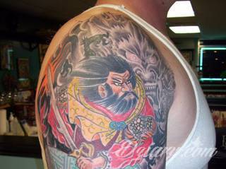 Niesamowite w swojej formie tatuaże-rękawy zajmują cała powierzchnię ramiona i przedramiona. Tworzą jednolitą zdobiącą ciało całość. Taki graficzny rękaw na skórze to tatuaż szczególnie ciekawy w przypadku aktywnych, silnych mężczyzn. 