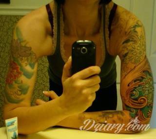 Niesamowite w swojej formie tatuaże-rękawy zajmują cała powierzchnię ramiona i przedramiona. Tworzą jednolitą zdobiącą ciało całość. Taki graficzny rękaw na skórze to tatuaż szczególnie ciekawy w przypadku aktywnych, silnych mężczyzn. 