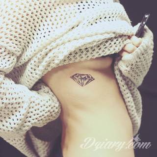 Niesamowite w swojej formie tatuaże-rękawy zajmują cała powierzchnię ramiona i przedramiona. Tworzą jednolitą zdobiącą ciało całość. Taki graficzny rękaw na skórze to tatuaż szczególnie ciekawy w przypadku aktywnych, silnych mężczyzn. 