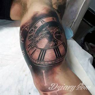 Niesamowite w swojej formie tatuaże-rękawy zajmują cała powierzchnię ramiona i przedramiona. Tworzą jednolitą zdobiącą ciało całość. Taki graficzny rękaw na skórze to tatuaż szczególnie ciekawy w przypadku aktywnych, silnych mężczyzn. 