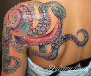 Niesamowite w swojej formie tatuaże-rękawy zajmują cała powierzchnię ramiona i przedramiona. Tworzą jednolitą zdobiącą ciało całość. Taki graficzny rękaw na skórze to tatuaż szczególnie ciekawy w przypadku aktywnych, silnych mężczyzn. 