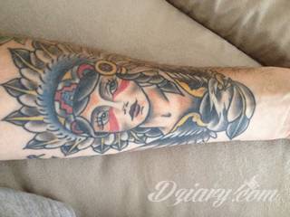 Niesamowite w swojej formie tatuaże-rękawy zajmują cała powierzchnię ramiona i przedramiona. Tworzą jednolitą zdobiącą ciało całość. Taki graficzny rękaw na skórze to tatuaż szczególnie ciekawy w przypadku aktywnych, silnych mężczyzn. 