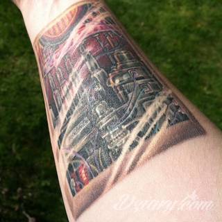 Niesamowite w swojej formie tatuaże-rękawy zajmują cała powierzchnię ramiona i przedramiona. Tworzą jednolitą zdobiącą ciało całość. Taki graficzny rękaw na skórze to tatuaż szczególnie ciekawy w przypadku aktywnych, silnych mężczyzn. 