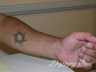 Niesamowite w swojej formie tatuaże-rękawy zajmują cała powierzchnię ramiona i przedramiona. Tworzą jednolitą zdobiącą ciało całość. Taki graficzny rękaw na skórze to tatuaż szczególnie ciekawy w przypadku aktywnych, silnych mężczyzn. 