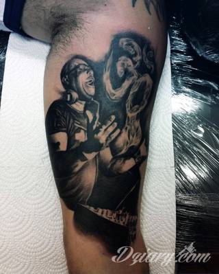 Niesamowite w swojej formie tatuaże-rękawy zajmują cała powierzchnię ramiona i przedramiona. Tworzą jednolitą zdobiącą ciało całość. Taki graficzny rękaw na skórze to tatuaż szczególnie ciekawy w przypadku aktywnych, silnych mężczyzn. 