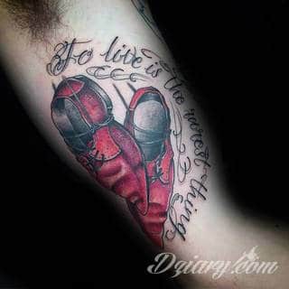 Niesamowite w swojej formie tatuaże-rękawy zajmują cała powierzchnię ramiona i przedramiona. Tworzą jednolitą zdobiącą ciało całość. Taki graficzny rękaw na skórze to tatuaż szczególnie ciekawy w przypadku aktywnych, silnych mężczyzn. 