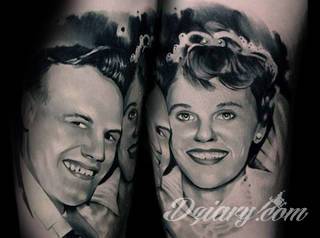 Niesamowite w swojej formie tatuaże-rękawy zajmują cała powierzchnię ramiona i przedramiona. Tworzą jednolitą zdobiącą ciało całość. Taki graficzny rękaw na skórze to tatuaż szczególnie ciekawy w przypadku aktywnych, silnych mężczyzn. 