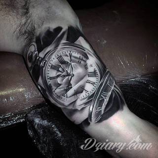 Niesamowite w swojej formie tatuaże-rękawy zajmują cała powierzchnię ramiona i przedramiona. Tworzą jednolitą zdobiącą ciało całość. Taki graficzny rękaw na skórze to tatuaż szczególnie ciekawy w przypadku aktywnych, silnych mężczyzn. 