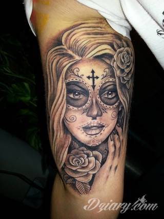 Niesamowite w swojej formie tatuaże-rękawy zajmują cała powierzchnię ramiona i przedramiona. Tworzą jednolitą zdobiącą ciało całość. Taki graficzny rękaw na skórze to tatuaż szczególnie ciekawy w przypadku aktywnych, silnych mężczyzn. 