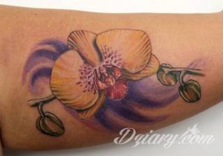 Niesamowite w swojej formie tatuaże-rękawy zajmują cała powierzchnię ramiona i przedramiona. Tworzą jednolitą zdobiącą ciało całość. Taki graficzny rękaw na skórze to tatuaż szczególnie ciekawy w przypadku aktywnych, silnych mężczyzn. 