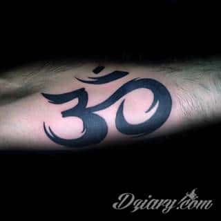 Niesamowite w swojej formie tatuaże-rękawy zajmują cała powierzchnię ramiona i przedramiona. Tworzą jednolitą zdobiącą ciało całość. Taki graficzny rękaw na skórze to tatuaż szczególnie ciekawy w przypadku aktywnych, silnych mężczyzn. 