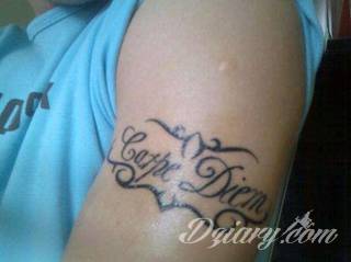 Niesamowite w swojej formie tatuaże-rękawy zajmują cała powierzchnię ramiona i przedramiona. Tworzą jednolitą zdobiącą ciało całość. Taki graficzny rękaw na skórze to tatuaż szczególnie ciekawy w przypadku aktywnych, silnych mężczyzn. 