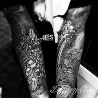 Niesamowite w swojej formie tatuaże-rękawy zajmują cała powierzchnię ramiona i przedramiona. Tworzą jednolitą zdobiącą ciało całość. Taki graficzny rękaw na skórze to tatuaż szczególnie ciekawy w przypadku aktywnych, silnych mężczyzn. 