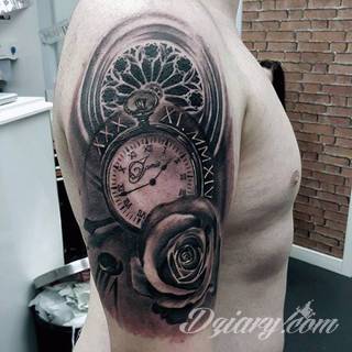 Niesamowite w swojej formie tatuaże-rękawy zajmują cała powierzchnię ramiona i przedramiona. Tworzą jednolitą zdobiącą ciało całość. Taki graficzny rękaw na skórze to tatuaż szczególnie ciekawy w przypadku aktywnych, silnych mężczyzn. 