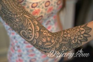 Niesamowite w swojej formie tatuaże-rękawy zajmują cała powierzchnię ramiona i przedramiona. Tworzą jednolitą zdobiącą ciało całość. Taki graficzny rękaw na skórze to tatuaż szczególnie ciekawy w przypadku aktywnych, silnych mężczyzn. 