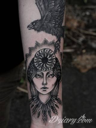 Niesamowite w swojej formie tatuaże-rękawy zajmują cała powierzchnię ramiona i przedramiona. Tworzą jednolitą zdobiącą ciało całość. Taki graficzny rękaw na skórze to tatuaż szczególnie ciekawy w przypadku aktywnych, silnych mężczyzn. 