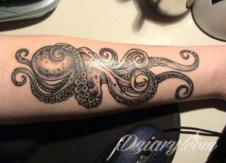 Niesamowite w swojej formie tatuaże-rękawy zajmują cała powierzchnię ramiona i przedramiona. Tworzą jednolitą zdobiącą ciało całość. Taki graficzny rękaw na skórze to tatuaż szczególnie ciekawy w przypadku aktywnych, silnych mężczyzn. 