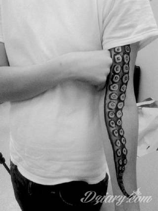 Niesamowite w swojej formie tatuaże-rękawy zajmują cała powierzchnię ramiona i przedramiona. Tworzą jednolitą zdobiącą ciało całość. Taki graficzny rękaw na skórze to tatuaż szczególnie ciekawy w przypadku aktywnych, silnych mężczyzn. 