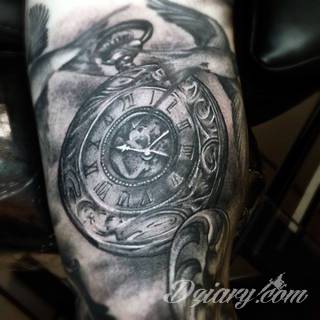 Niesamowite w swojej formie tatuaże-rękawy zajmują cała powierzchnię ramiona i przedramiona. Tworzą jednolitą zdobiącą ciało całość. Taki graficzny rękaw na skórze to tatuaż szczególnie ciekawy w przypadku aktywnych, silnych mężczyzn. 