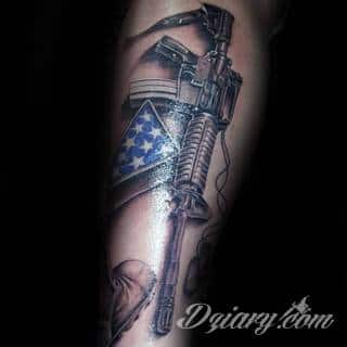 Niesamowite w swojej formie tatuaże-rękawy zajmują cała powierzchnię ramiona i przedramiona. Tworzą jednolitą zdobiącą ciało całość. Taki graficzny rękaw na skórze to tatuaż szczególnie ciekawy w przypadku aktywnych, silnych mężczyzn. 