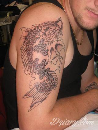 Niesamowite w swojej formie tatuaże-rękawy zajmują cała powierzchnię ramiona i przedramiona. Tworzą jednolitą zdobiącą ciało całość. Taki graficzny rękaw na skórze to tatuaż szczególnie ciekawy w przypadku aktywnych, silnych mężczyzn. 