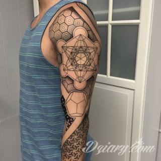 Niesamowite w swojej formie tatuaże-rękawy zajmują cała powierzchnię ramiona i przedramiona. Tworzą jednolitą zdobiącą ciało całość. Taki graficzny rękaw na skórze to tatuaż szczególnie ciekawy w przypadku aktywnych, silnych mężczyzn. 